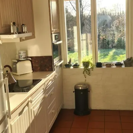 Hjertevarm Oase: Harmoni Og Hojt Til Loftet Villa *