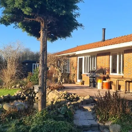 Hjertevarm Oase: Harmoni Og Hojt Til Loftet Villa *